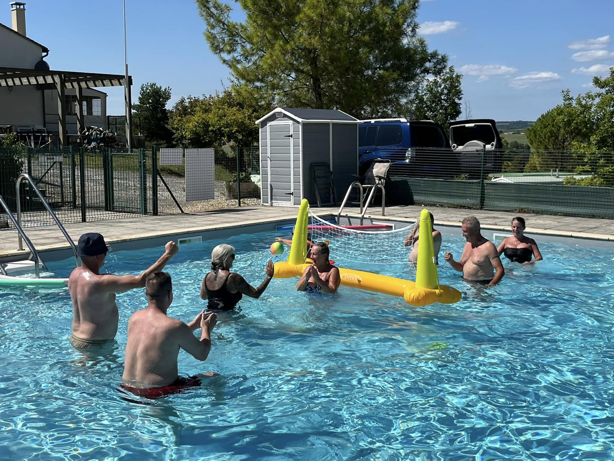 Pool-volleyball