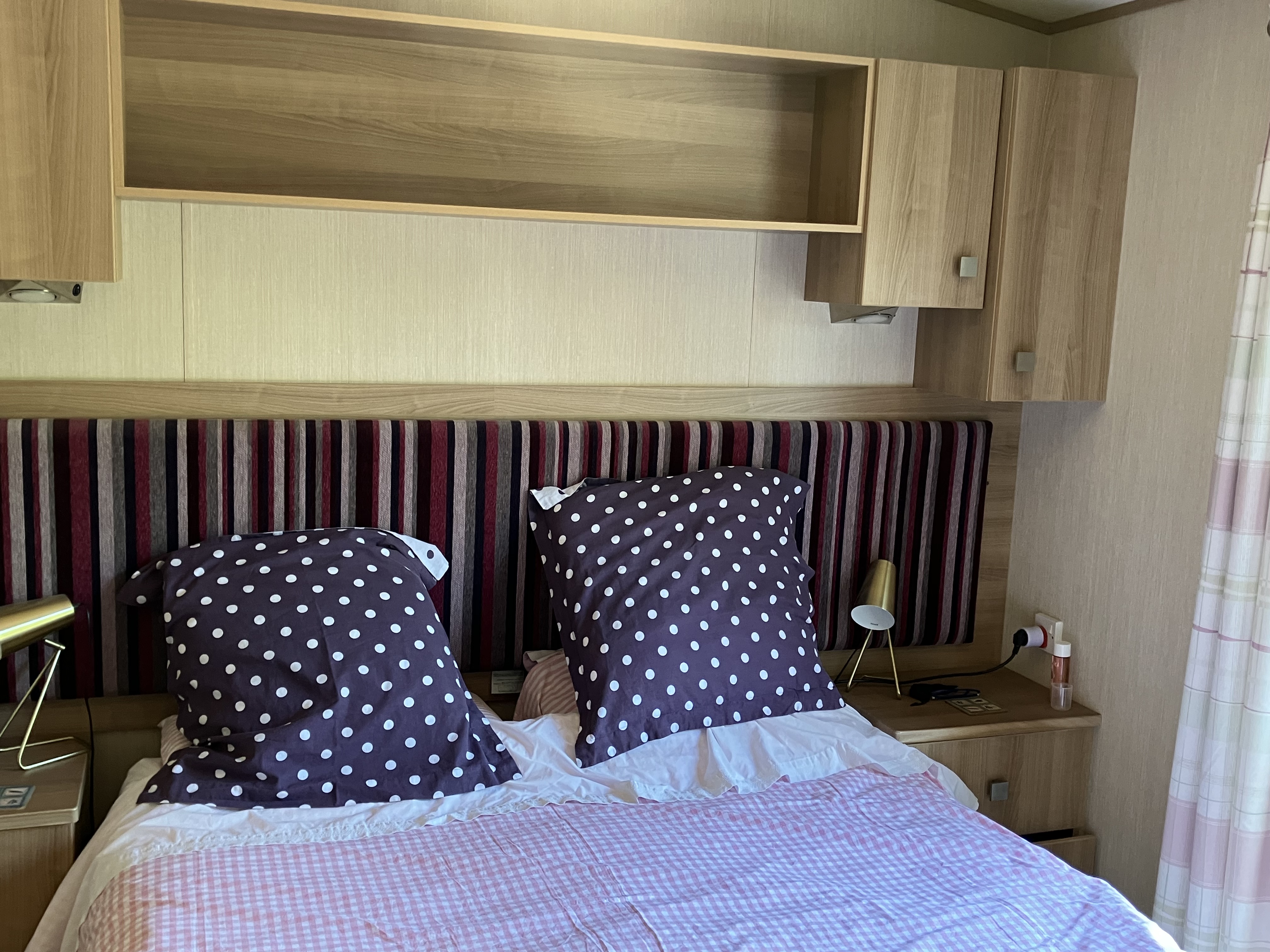 37 Main bedroom pillows